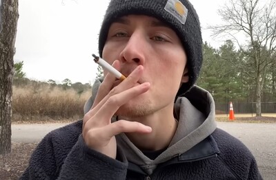 Лечение зависимости от табакокурения в Бокситогорске Мужчина с сигаретой делает затяжку