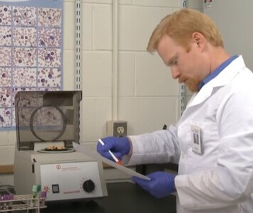 Клиника лечения наркозависимости в Бокситогорске Врач в кабинете клиники