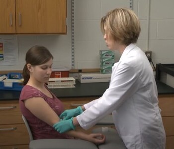 Лечение зависимости от аптечных препаратов в Бокситогорске Врач делает инъекцию пациентке