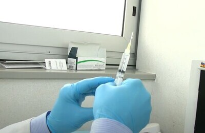 Проведение кодирования Вивитролом в Бокситогорске Шприц с Вивитролом в руках у врача